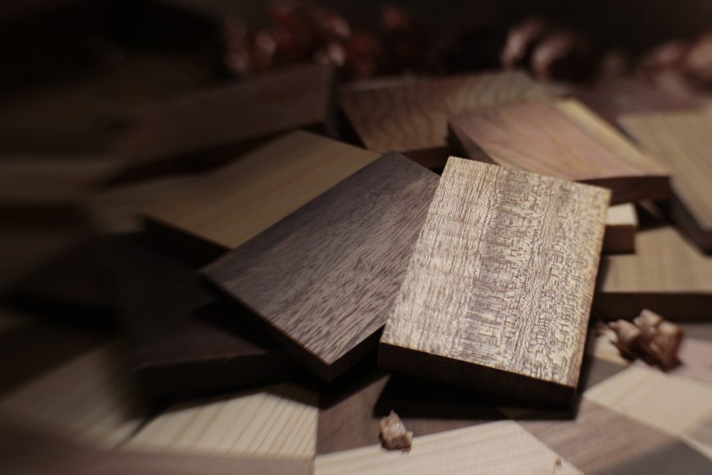 Výroba sa začína výberom dreva - každé je jedinečné svojou štruktúrou, kresbou a farbou.