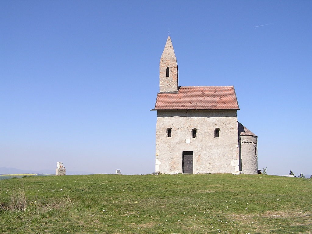 Románsky kostolík sv. Michala v Dražovciach