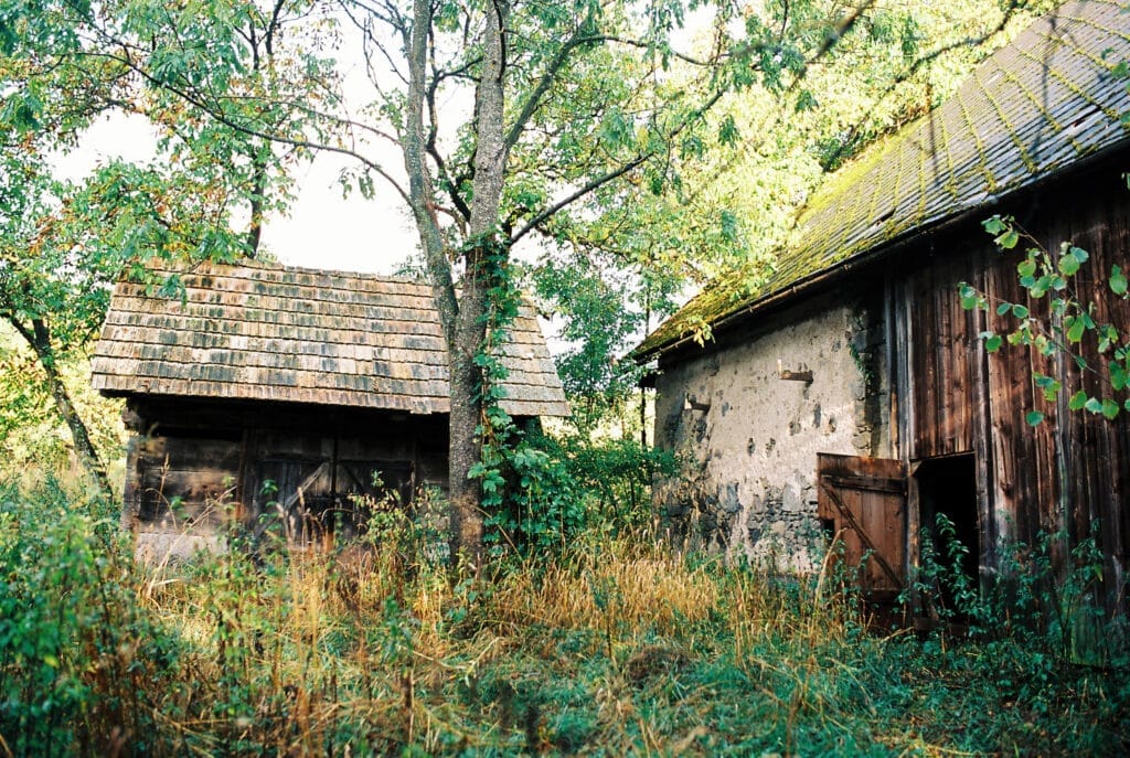 Lazy sú plné opustených a chátrajúcich domov.