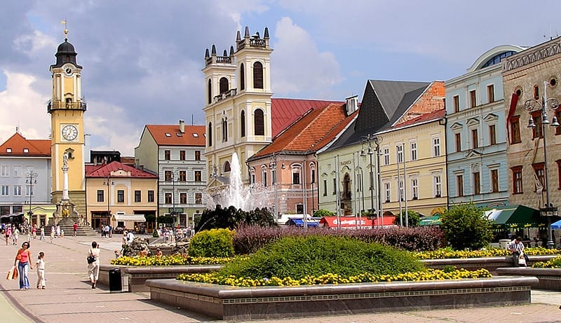 [lnk url="https://en.wikipedia.org/wiki/Bansk%C3%A1_Bystrica#/media/File:Banska_Bystrica_SNP_Square.jpg"]Zdroj: Wikipedia[/lnk]