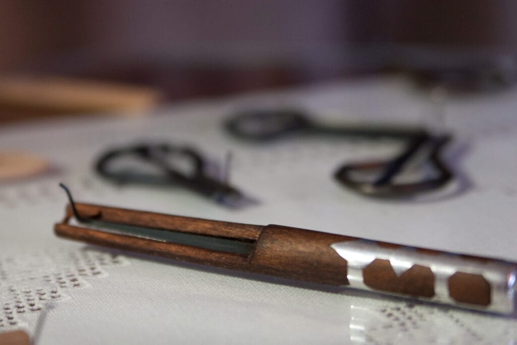 Peter Sobota rád experimentuje. Vyrobil aj prvú drumbľu na svete s drevenou rúčkou vylievanou cínom.