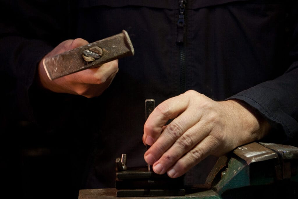 Jedným úderom kladivom sa zafixuje jazýček v ráme drumbľe.