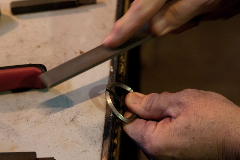 Po vsadení jazýčka sa odcvakne prebytočný materiál a zabrúsi sa do hladka..