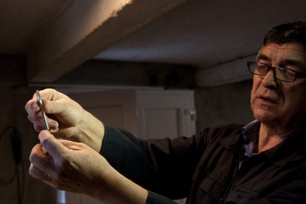 Po zahnutí konca jazýčka je drumbľa pripravená.