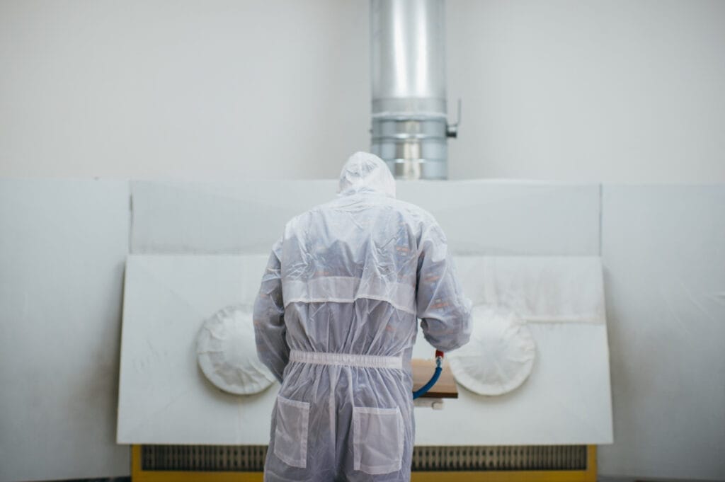 Posvancz lakovanie v ochrannej kombineze