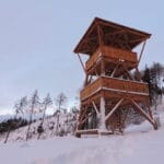 [lnk url="https://upload.wikimedia.org/wikipedia/commons/4/41/Liptovsk%C3%BD_J%C3%A1n_-_vyhliadkov%C3%A1_ve%C5%BEa.jpg"]Zdroj: Mutichou, Wikimedia Commons[/lnk]