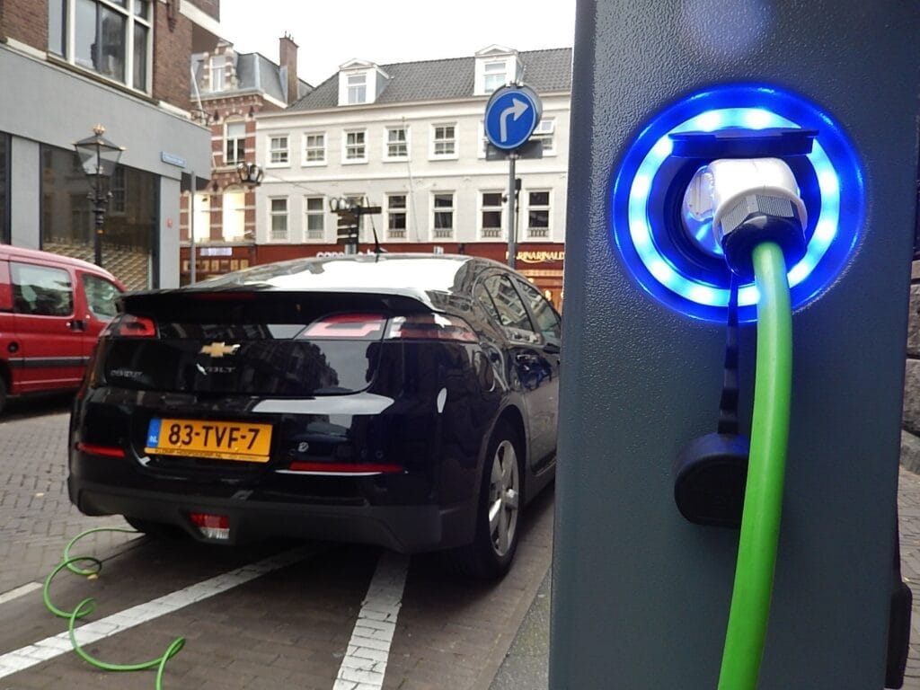 Nabíjanie elektrického auta na ulici v Holandsku