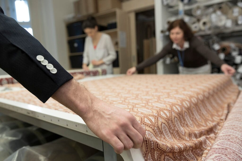 Konkrétna látka na obrázku je čistý hodváb z Talianska, pričom jej cena za bežný meter sa pohybuje v desiatkach eur. Používa sa na výrobu košieľ a šiat.