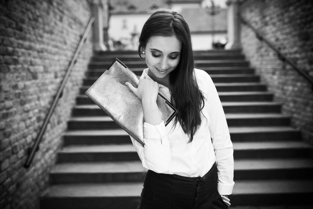 Na tejto fotografii dosvetľuje modelku biela odrazka zospodu.