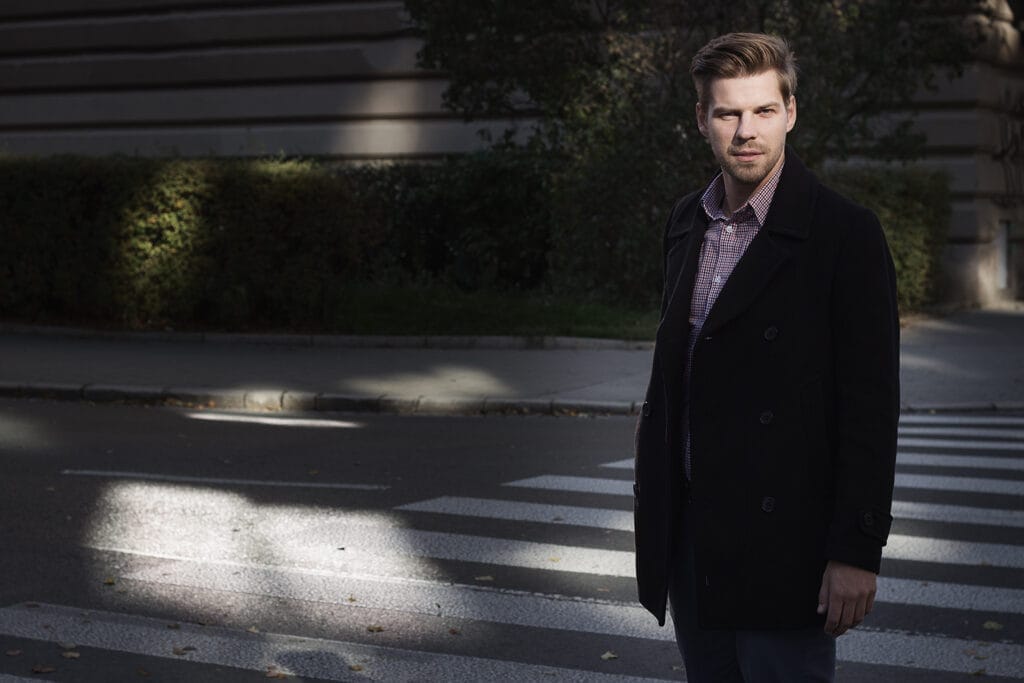 Model má tvár dosvietenú odrazom z okna. Takéto podmienky sa však veľmi rýchlo menia.