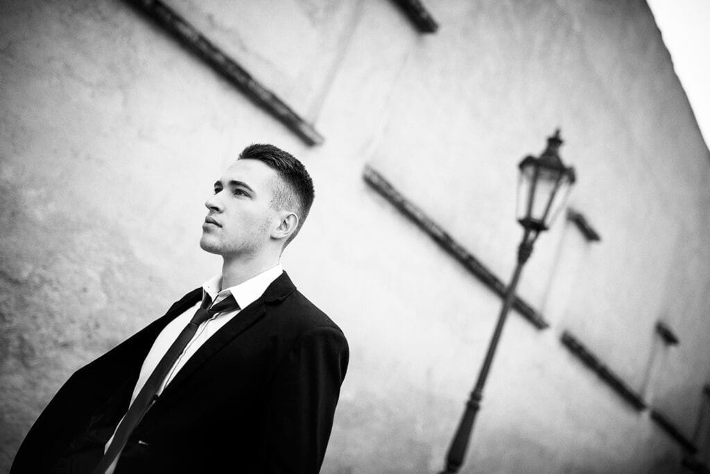 Svetlo sa odráža od svetlej steny, preto je príjemne rozptýlené.