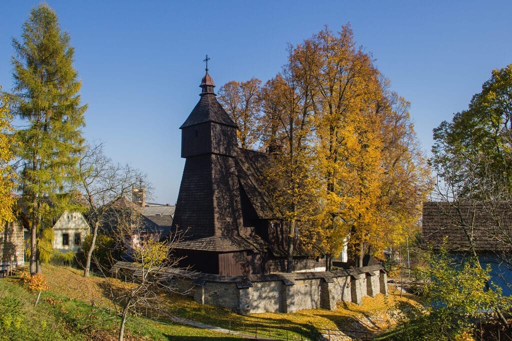 Medzi najstaršie chrámy patria gotickým slohom ovplyvnené rímskokatolícke kostoly (na obrázku Hervartov).