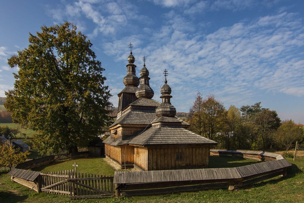 Najviac drevených chrámov je gréckokatolíckych, najviac sa ich postavilo v 18. storočí na severnom Zemplíne osídlenom Rusínmi (na obrázku Miroľa)