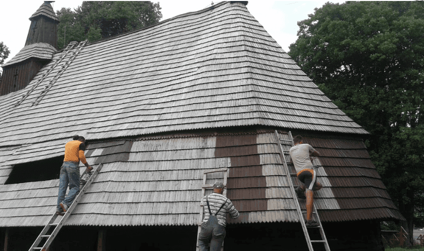 Vrámci projektu Obnova drevených chrámov sa počas leta 2015 pracovalo aj na kostolíku v Topoli