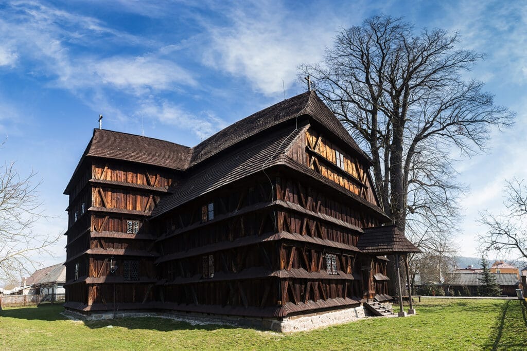 Tretí typ drevených kostolov, evanjelické chrámy, sa vyznačujú pôdorysom v tvare gréckeho kríža (na obrázku Hronsek)