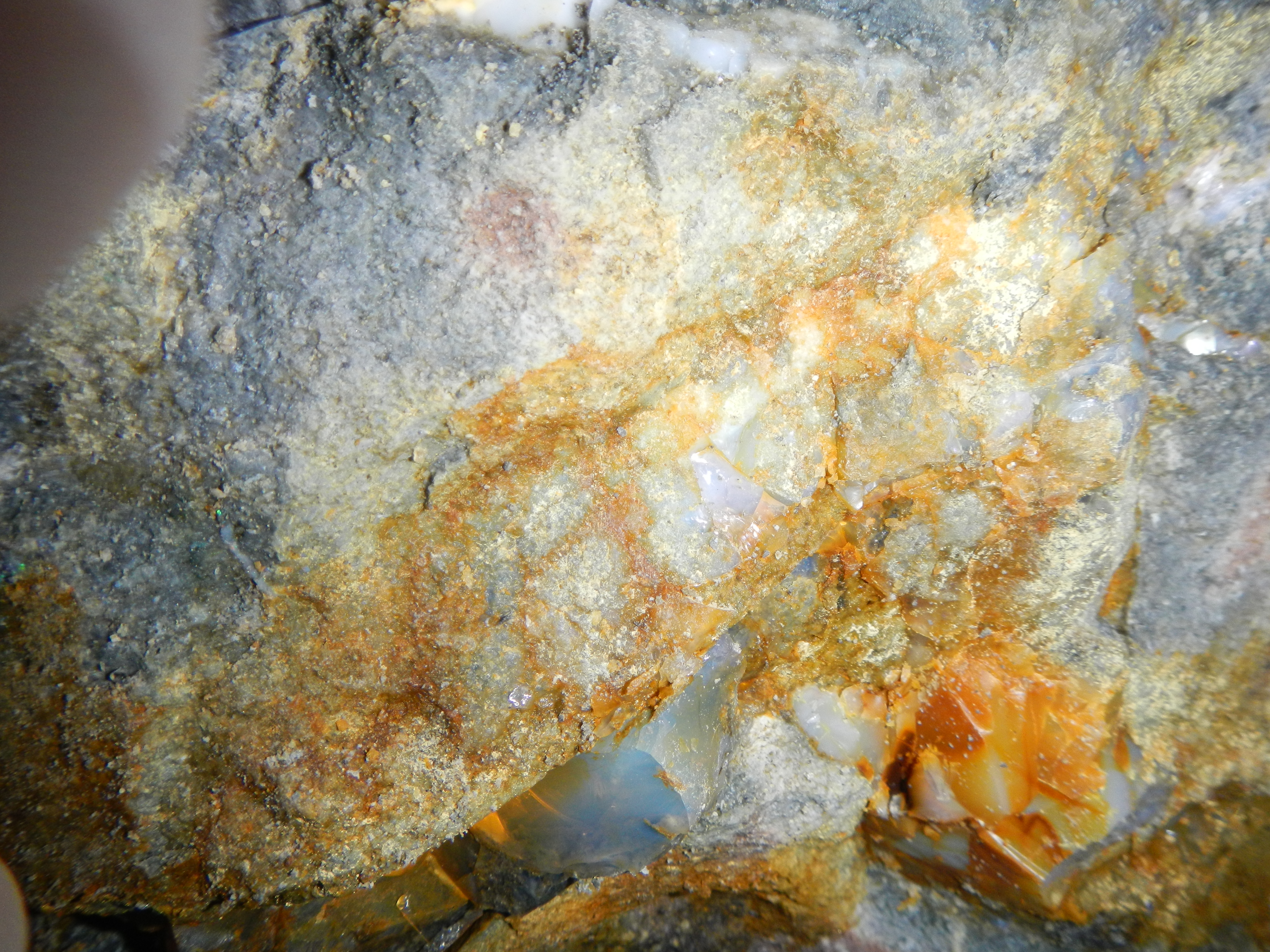 [lnk url="https://upload.wikimedia.org/wikipedia/commons/f/fb/Mlie%C4%8Dny_a_sklenn%C3%BD_op%C3%A1l_v_stene_na_medziobzore_Jozef%2C_Viliam%2C_bansk%C3%A9_pole_Libanka..JPG"]Zdroj: Wikipedia CC 2.0, Autor: Ivan KOPOR, Opálové bane Libanka, s.r.o.[/lnk]