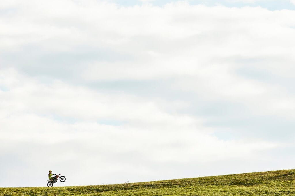 Mám rád minimalizmus a na tejto fotke jazdca Štefana Svitka sme sa pohrali s umiestnením horizontu.