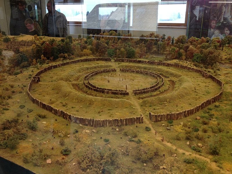 [lnk url="https://upload.wikimedia.org/wikipedia/commons/a/a5/Model_-_rondel.JPG"]Zdroj: Wikimedia Commons, Autor: Xmalm 71[/lnk]