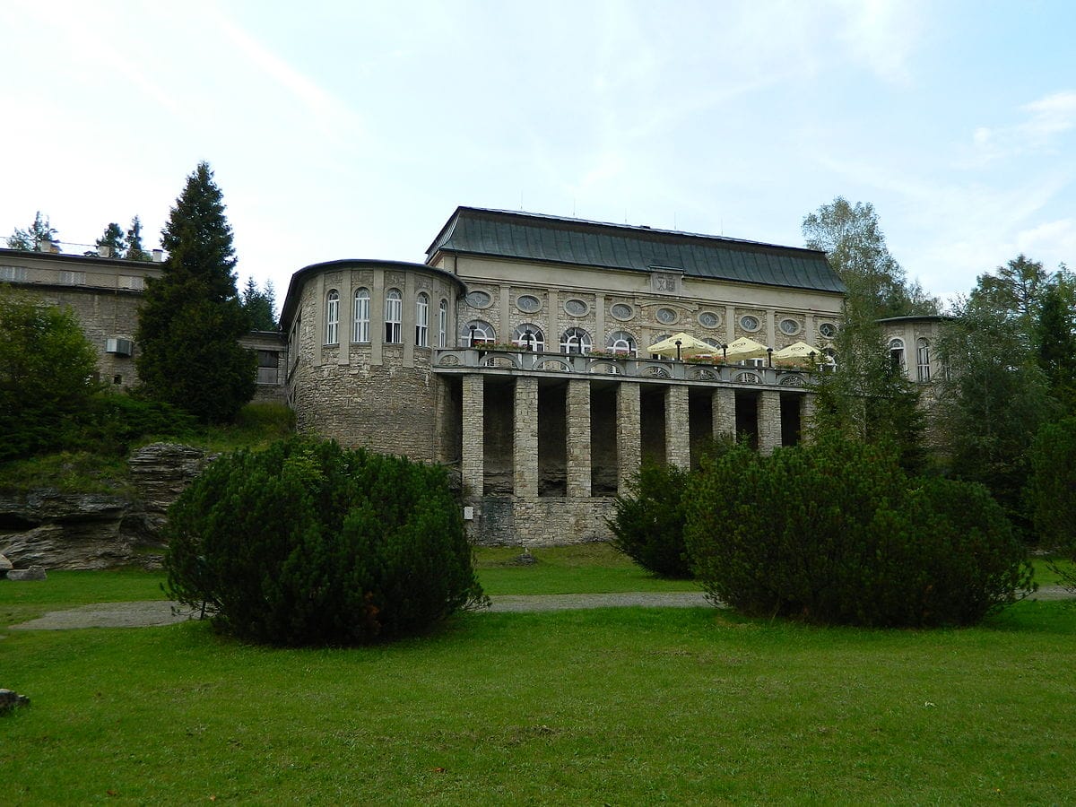 [lnk url="https://sk.wikipedia.org/wiki/Vy%C5%A1n%C3%A9_Ru%C5%BEbachy#/media/File:BielydomVysneRuzbachy.JPG"]Zdroj: Wikipedia, Autor: Slav Sepo[/lnk]