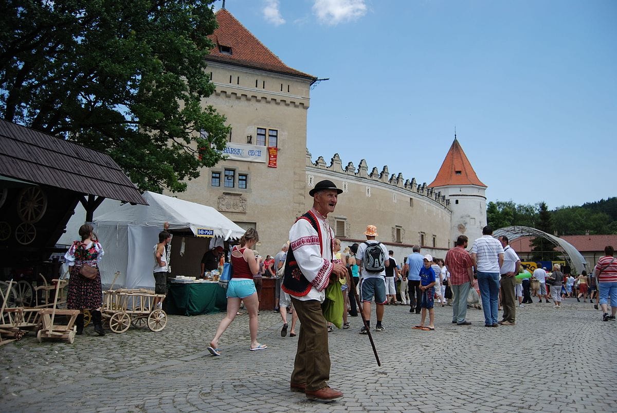 [lnk url="https://commons.wikimedia.org/wiki/Category:Ke%C5%BEmarok_Castle?uselang=sk#/media/File:Kezmarsky_hrad_01.JPG"]Zdroj: Wikipedia, Autor: Cepom[/lnk]