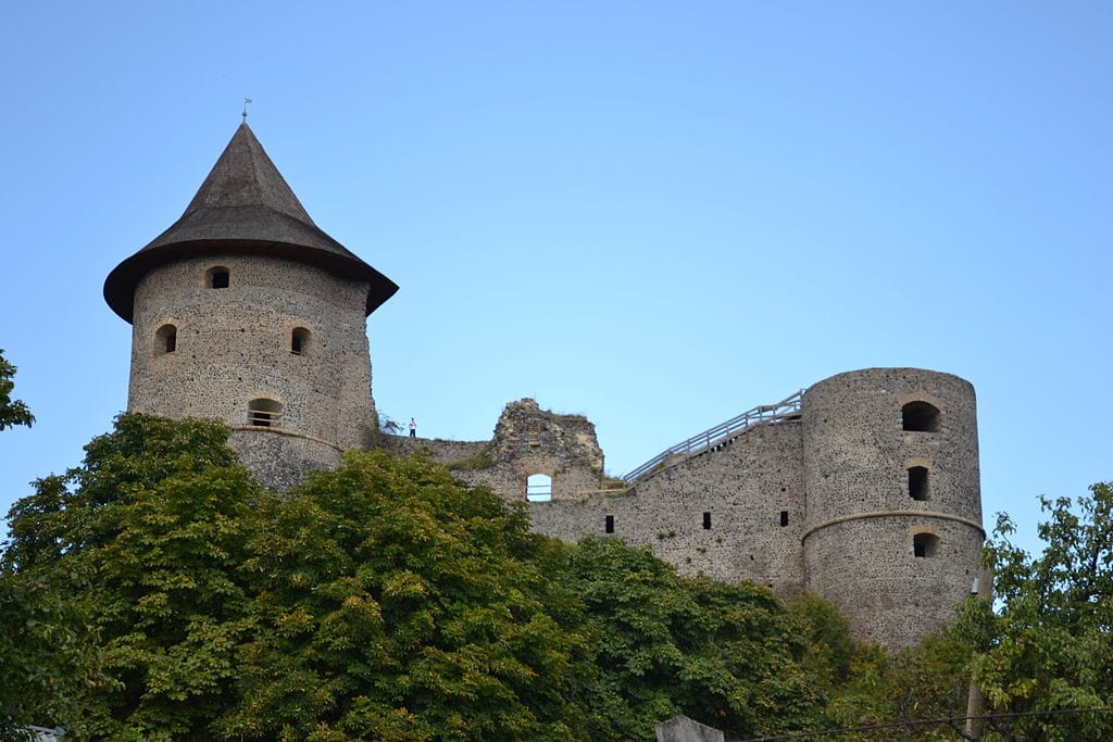 [lnk url="https://commons.wikimedia.org/wiki/File:%C5%A0iatorsk%C3%A1_Bukovinka_-_hrad_%C5%A0omo%C5%A1ka_(1).jpg"]Zdroj: Wikipedia, Autor: Ladislav Luppa[/lnk]