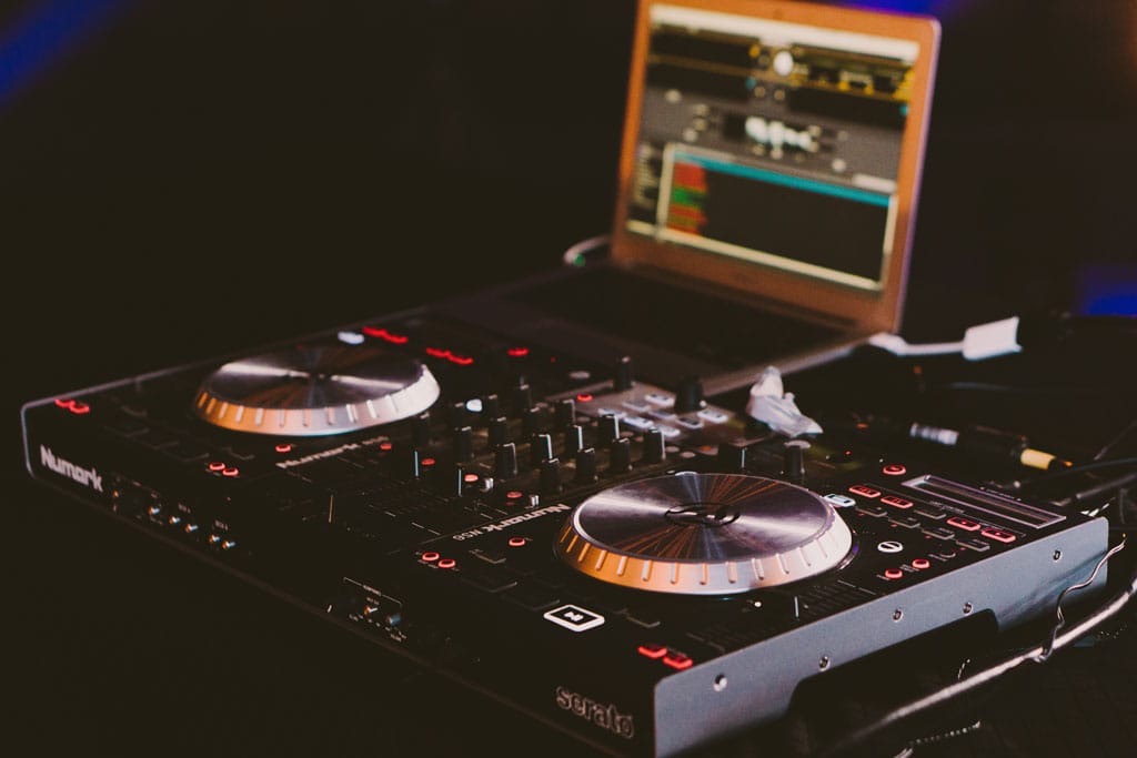 DJ
