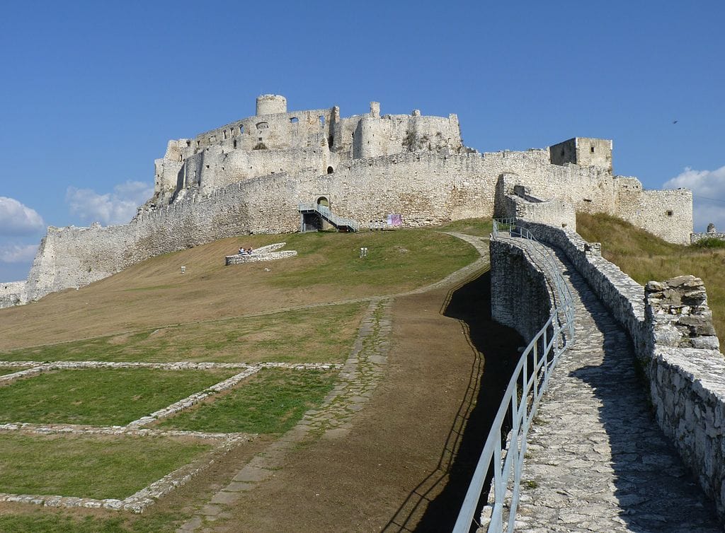 [lnk url=“https://commons.wikimedia.org/wiki/File:Spišský_hrad,_okres_Spišská_Nová_Ves_-_podhrad%C3%AD_(4).JPG”]Zdroj: Wikimedia CC 3.0, Autor: Michal Klajban[/lnk]