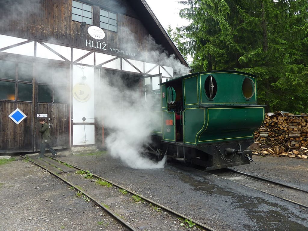 [lnk url="https://commons.wikimedia.org/wiki/File:Vychylovka_station.JPG”]Zdroj: Wikimedia CC 3.0, Autor: Nils Öberg[/lnk]