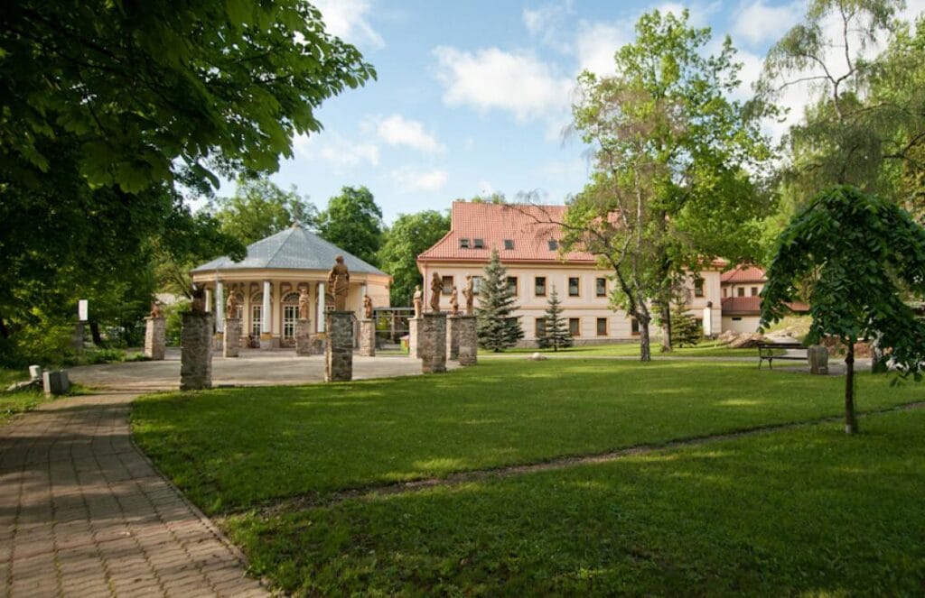 [lnk url=“http://www.kupele-skleneteplice.sk/sites/default/files/styles/fullwidth/public/2013-05-12_sklene_teplice_den_3015zmensene_3.jpg?itok=1U4hr7Hx”]Zdroj: Kúpele Sklené Teplice[/lnk]