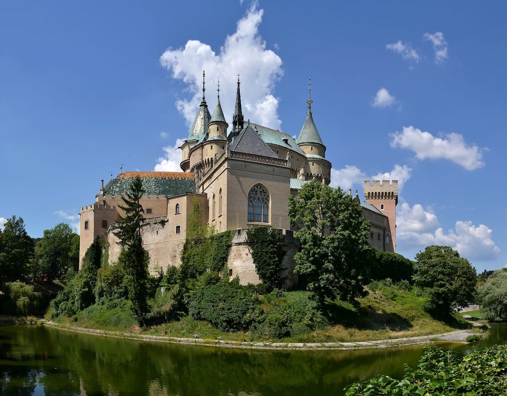 [lnk url="https://commons.wikimedia.org/wiki/File:Bojnice_(Bojnitz)_Castle_(by_Pudelek).jpg”]Zdroj: Wikimedia CC 3.0, Autor: Pudelek[/lnk]
