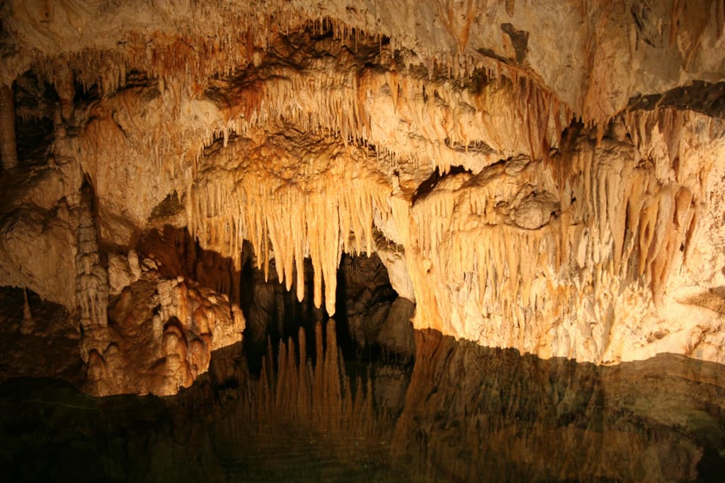 [lnk url="https://commons.wikimedia.org/wiki/File:Demanova_Cave_of_Freedom_44.jpg”]Zdroj: Wikimedia CC 3.0, Autor: Jojo[/lnk]