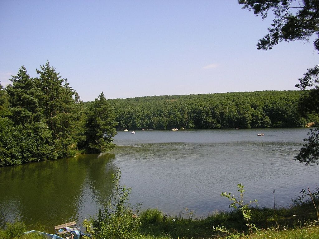 [lnk url=“https://commons.wikimedia.org/wiki/File:Duchonka_-_panoramio.jpg”]Zdroj: Wikimedia CC 4.0, Autor: Michal Jakubský[/lnk]