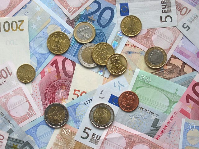  [lnk url="https://commons.wikimedia.org/wiki/File:Euro_coins_and_banknotes.jpg”]Zdroj: Wikimedia, Autor: Avij[/lnk]