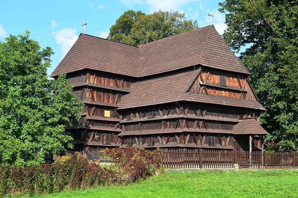 [lnk url="https://commons.wikimedia.org/wiki/File:Hronsek_-_Drevený_artikulárny_kostol_-_01.jpg”]Zdroj: Wikimedia CC 4.0, Autor: Ladislav Luppa[/lnk]