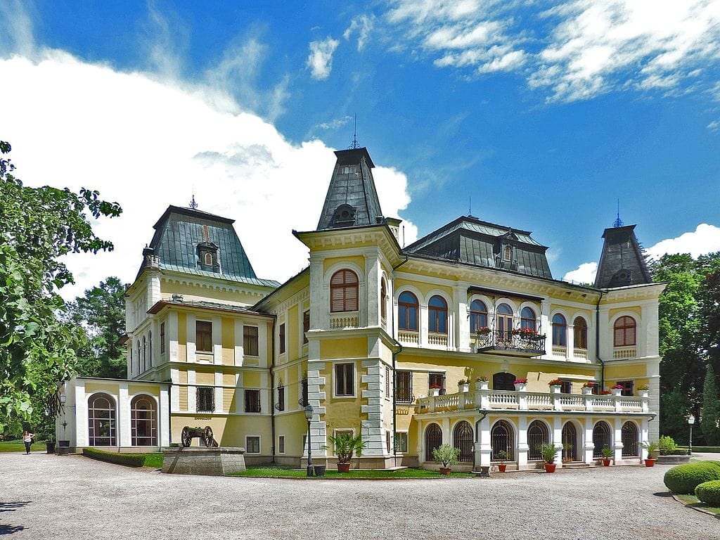 [lnk url=“https://commons.wikimedia.org/wiki/File:Kaštieľ_Betliar_-_panoramio_(1).jpg”]Zdroj: Wikimedia CC 3.0, Autor: Jan Starec[/lnk]