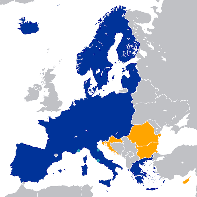 [lnk url="https://commons.wikimedia.org/wiki/File:Map_of_the_Schengen_Area.svg”]Zdroj: Wikimedia CC 4.0[/lnk]
