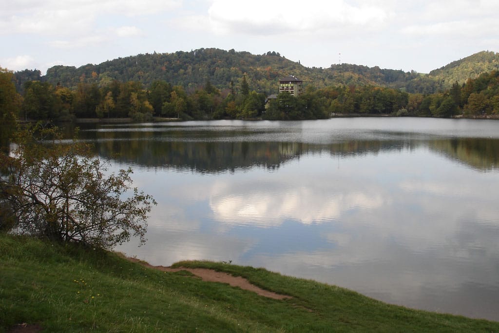 [lnk url="https://commons.wikimedia.org/wiki/File:Lake_of_Počuvadlo.jpg”]Zdroj: Wikimedia CC 2.5, Autor: Daniel Skreno[/lnk]