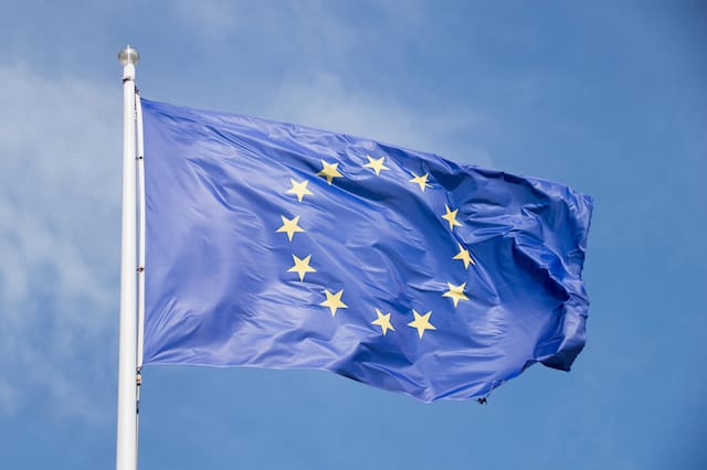 [lnk url=“https://www.shutterstock.com/image-photo/waving-europe-flag-blue-sky-background-402581140?src=library”]Zdroj: Shutterstock[/lnk]