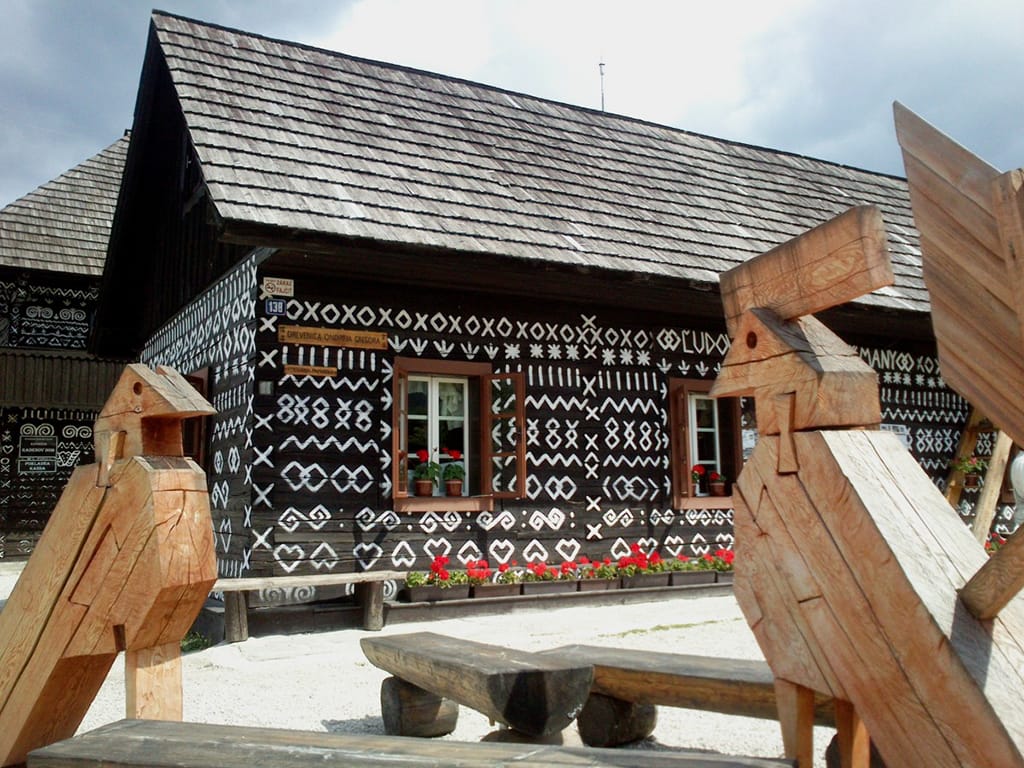 [lnk url="https://commons.wikimedia.org/wiki/File:Čičmany_-_panoramio_(7).jpg”]Zdroj: Wikimedia CC 3.0, Autor: Michal Jakubský[/lnk]