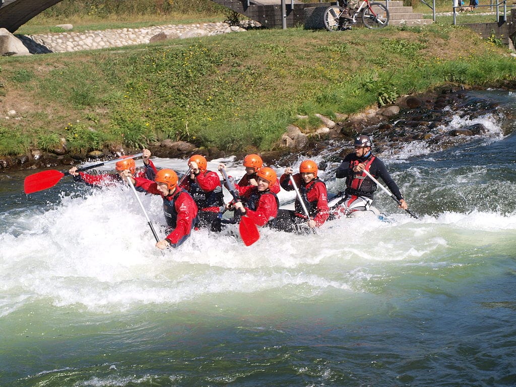 [lnk url="https://commons.wikimedia.org/wiki/File:Rafting-mutton-avs-lm.jpg”]Zdroj: Wikimedia CC 3.0, Autor: Stanislav Hoferek[/lnk]