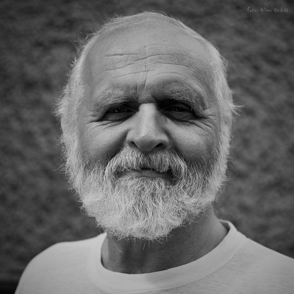 Jozef (68) je bývalý učiteľ dejepisu a slovenského jazyka v Poprade