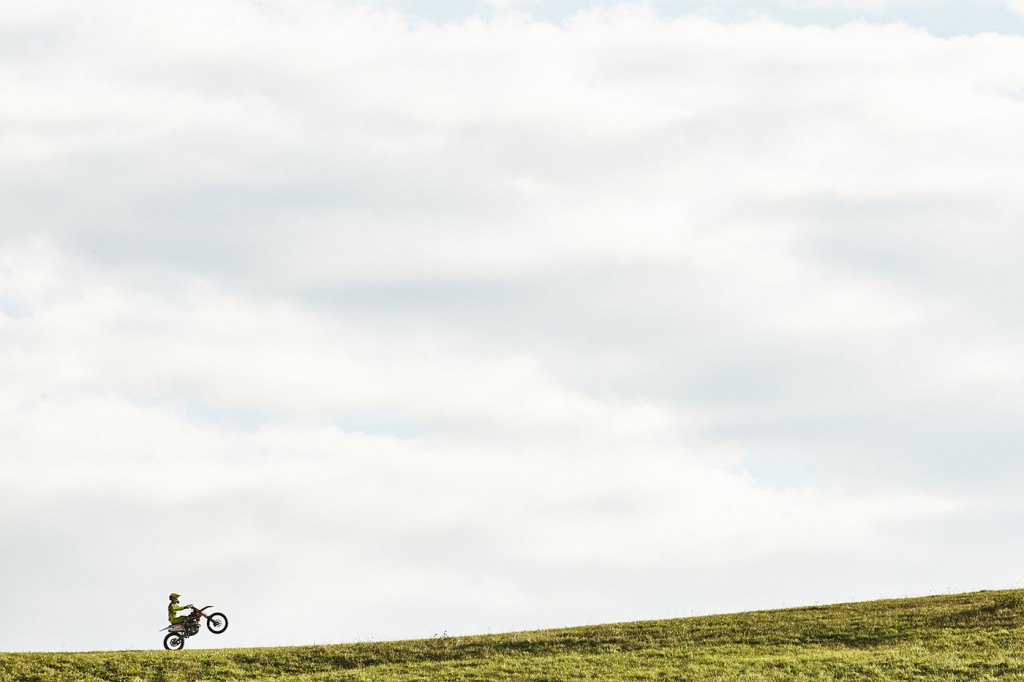 Mám rád minimalizmus a na tejto fotke jazdca Štefana Svitka sme sa pohrali s umiestnením horizontu.
